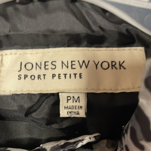 Jones New York Sport | Women’s Petite Gray Leopard Print Pattern Vest - Picture 2 of 5